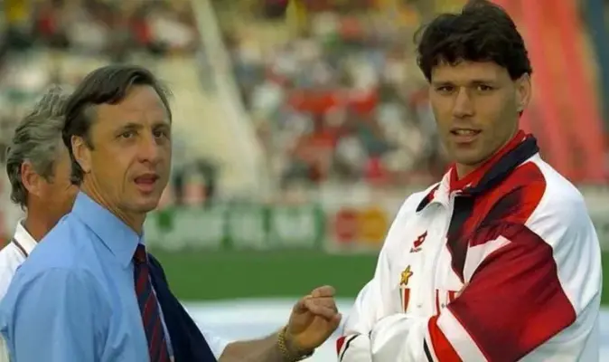 Marco van Basten và Johan Cruyff có 3 lần đạt giải Quả bóng Vàng