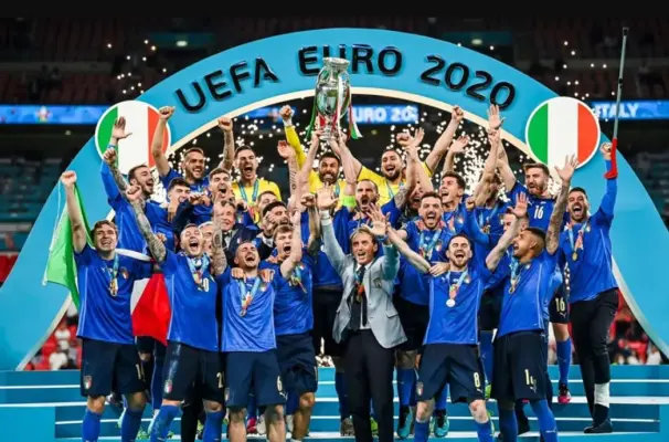 Ý vô địch Euro 2 lần